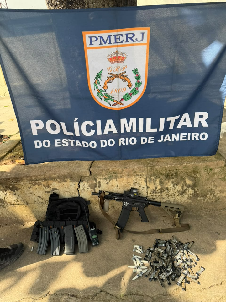 Disque Denúncia auxilia 39° BPM a apreender fuzil e drogas em Belford Roxo
